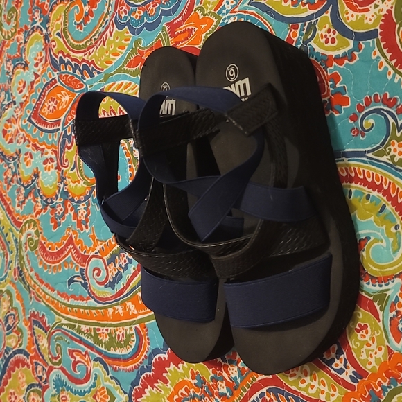 Muk Luks Wedge Sandal Women's Size 6 Navy and Black - Picture 3 of 5